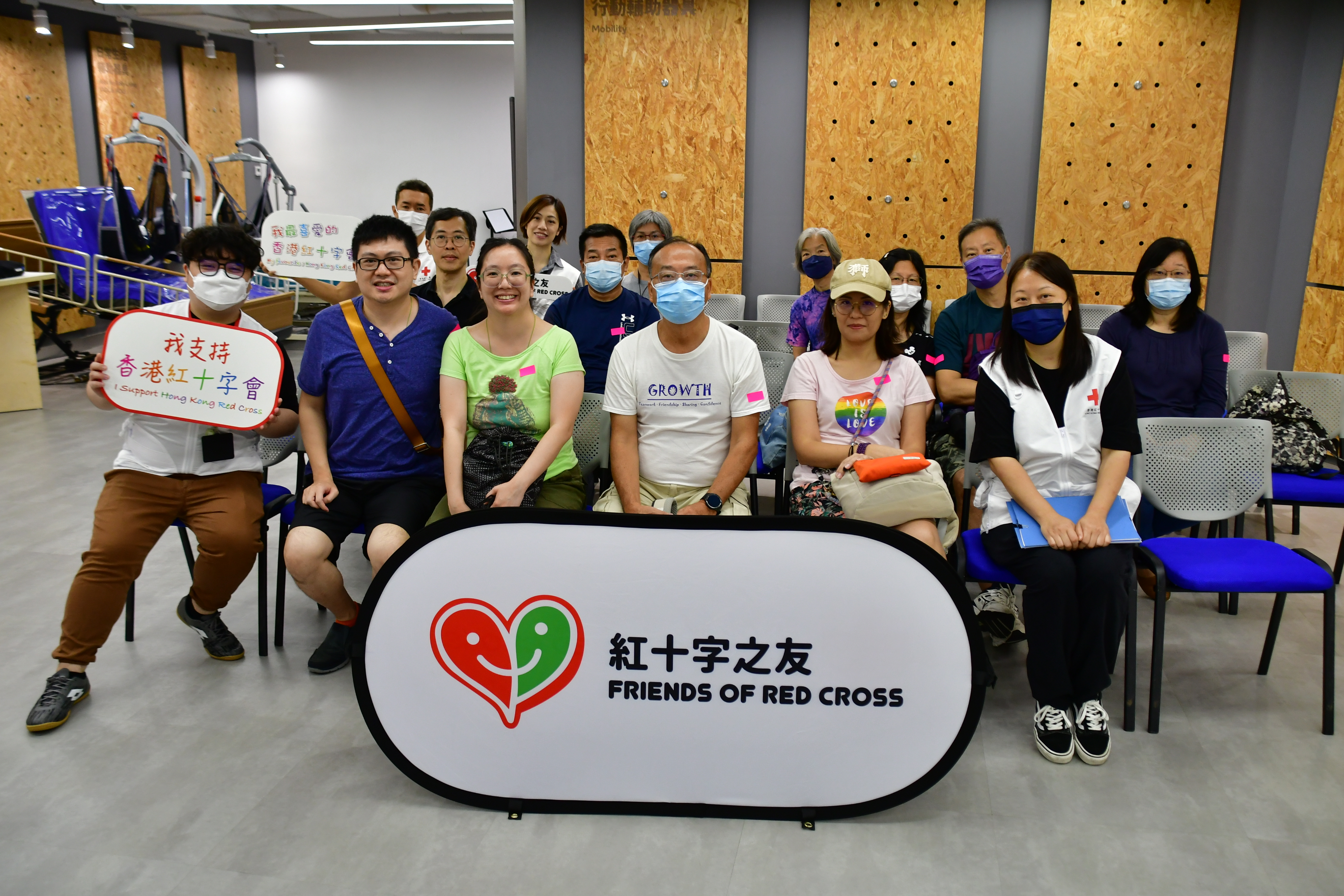 出席的紅十字會捐款者及親友都對是次活動滿感興趣，一同合照。