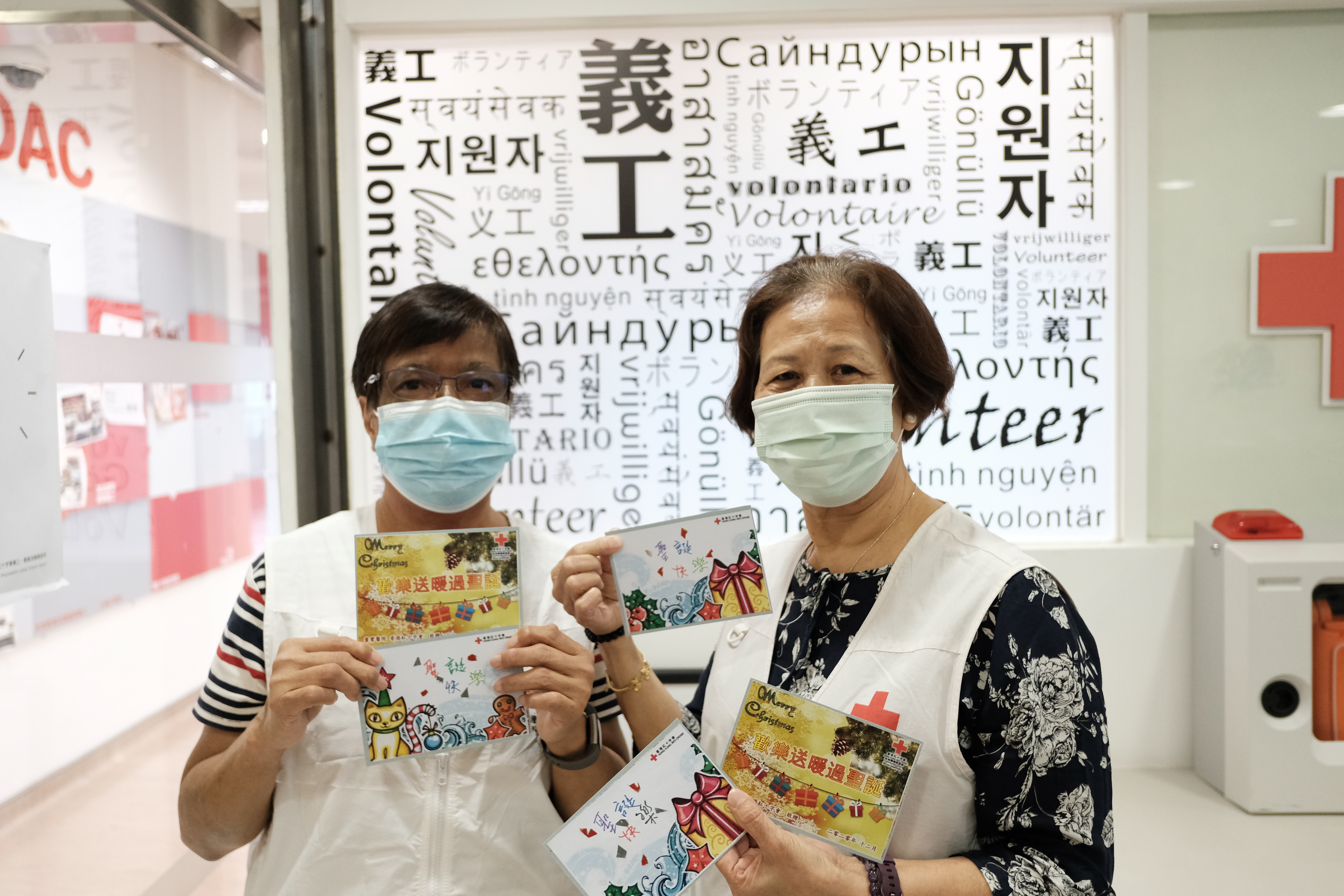 Pik-ha and Siu-har also helped prepare Christmas gift bags to bring festive atmosphere to patients.