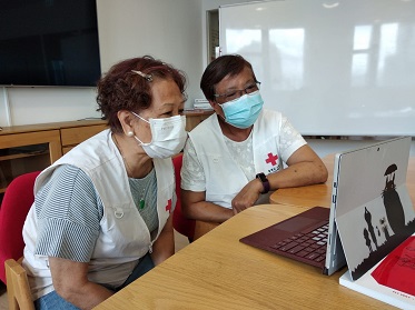 During the pandemic, Pik-ha (left) and Siu-har visited patients remotely.